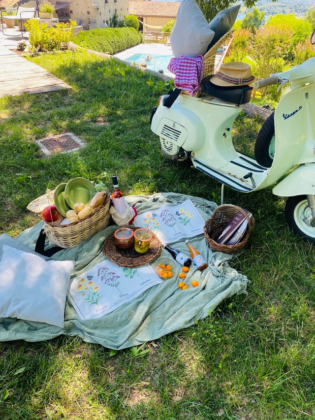 Il picnic naturale nel casale con vista sul Lago di Garda